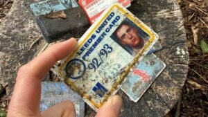 Lost Wallet Returned to English Sports Reporter After 30 Years, Revealing Leeds United Memories and an Accidental Time Capsule
